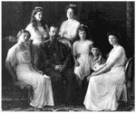 familia-de-nicolas-ii Fotografía por la Levitsky Company de la última familia imperial rusa. De izquierda a derecha: Olga, María, Nicolás II, Alejandra Románova, Anastasia, Alexis y Tatiana. Livadia, 1913