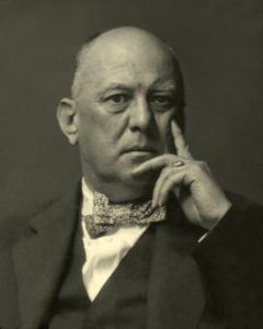 Aleister Crowley 240x300 En un día como hoy. 