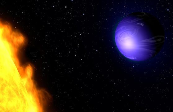 El concepto de este artista que confeccionó la imagen muestra al exoplaneta HD 189733b orbitando su estrella de colores amarillo y naranja. El Telescopio Espacial Hubble, de la NASA, midió el color real de la luz visible del planeta, que es azul profundo. Crédito de la imagen: NASA, ESA y G. Bacon (STScI)