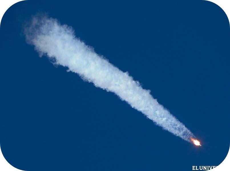 El cohete dejó una estela de humo durante su salida del atmósfera terrestre (AP)