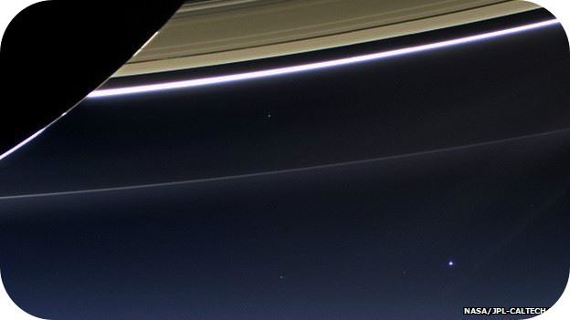 La Tierra y su luna se pueden ver como un punto azul en el extremo derecho inferior de la imagen.